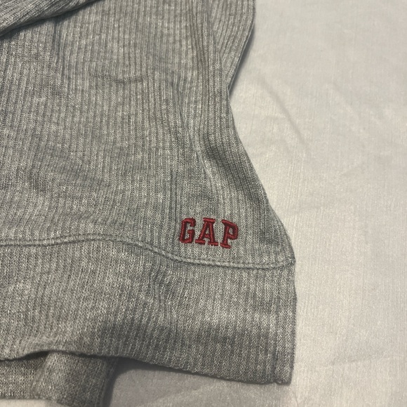 Two-Piece Grey Gap long sleeve top and pants set - Picture 2 of 4